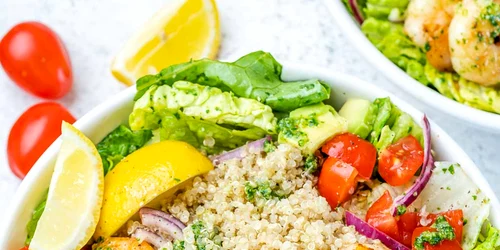 Boluri răcoritoare cu creveți, pesto și quinoa Foto Clean Food Crush dms jpg