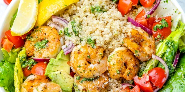 Boluri răcoritoare cu creveți, pesto și quinoa Foto Clean Food Crush dms jpg
