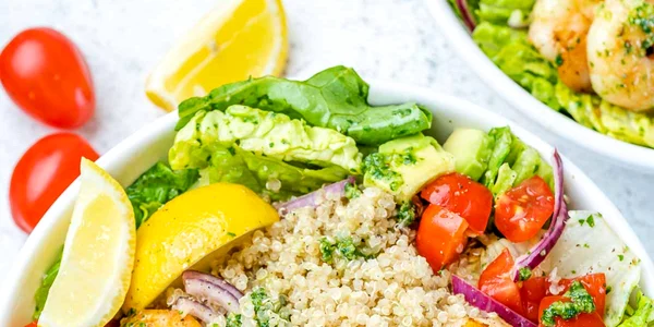 Boluri răcoritoare cu creveți, pesto și quinoa Foto Clean Food Crush dms jpg