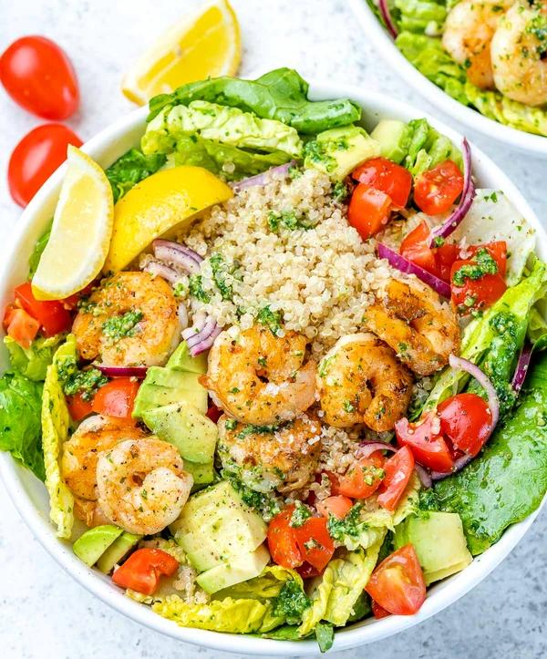 Bol răcoritor cu creveți, pesto și quinoa Foto Clean Food Crush dms jpg
