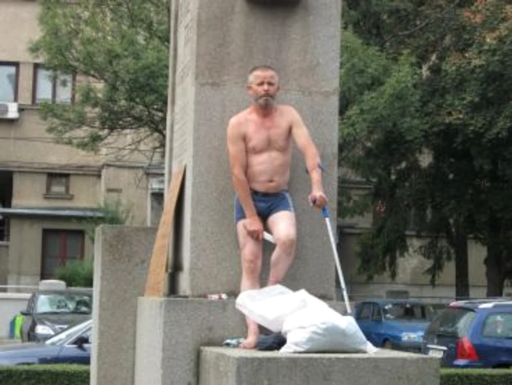 Bărbatul a fost dat jos de poliţişti