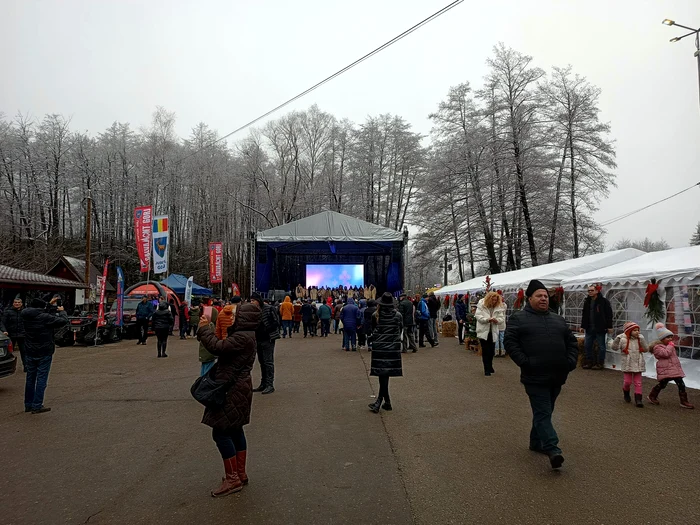 Pe scena amenajată în fața peșterii a avut loc un concert de muzică populară Foto: Alin Ion