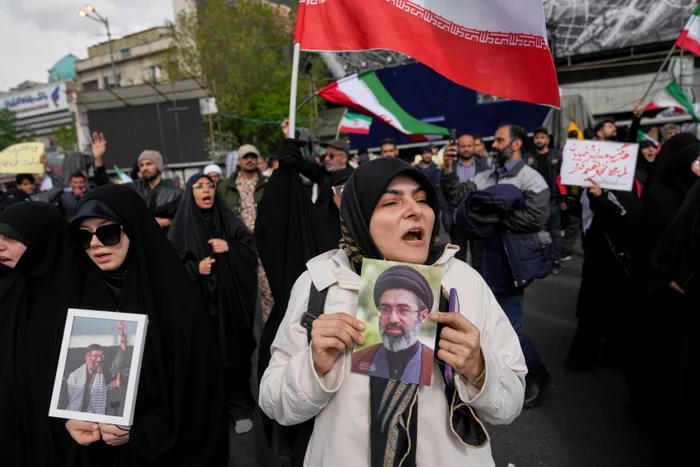 Demonstratie pro guvernamentala la Teheran după anununtul armistițiului foto profimedia