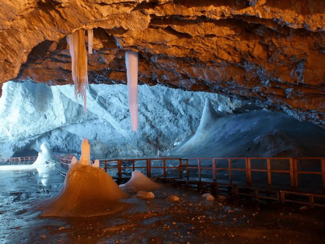 O bacterie veche de 5.000 de ani, rezistentă la antibiotice, descoperită într-una dintre cele mai cunoscute peșteri din România