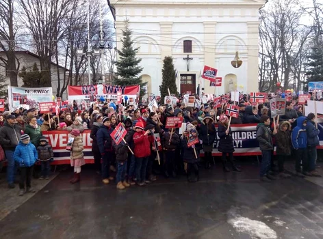 Aproape 4.000 de suceveni au ieşit în stradă pentru a susţine cauza soţilor Bodnariu. FOTO