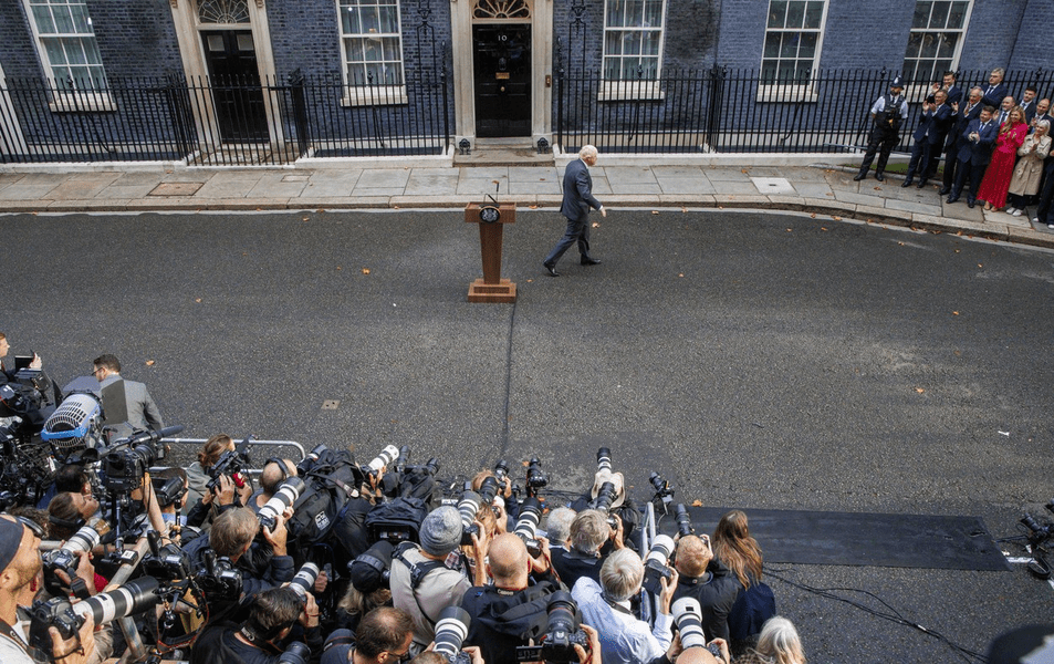 Boris Johnson a părăsit reședința oficială: „S-a terminat, prieteni” VIDEO