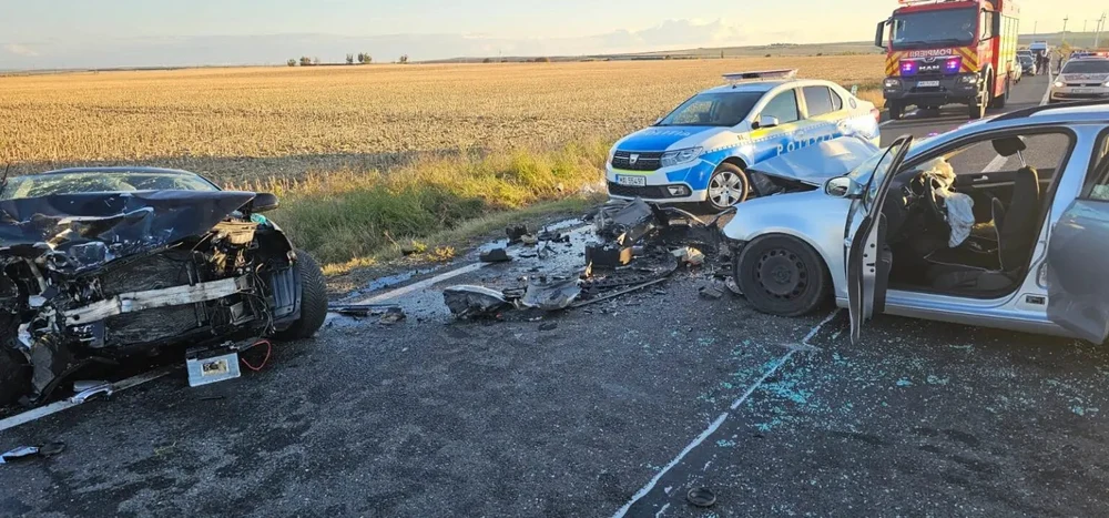 Patru persoane au ajuns la spital în stare gravă după o ciocnire violentă între două autoturisme, în Constanța