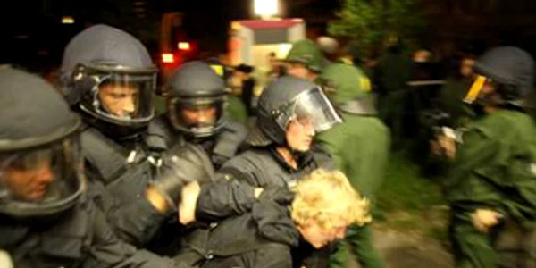 VIDEO Ciocniri între poliţie şi manifestanţi anti-nazişti în Germania