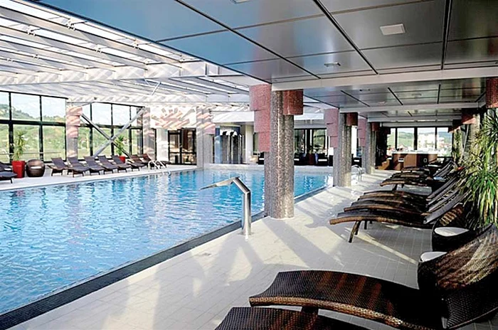 
    Invitaţii au sărit în piscină şi au făcut giumbuşlucuri în apă  