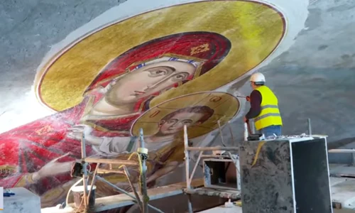 Icoana Maicii Domnului a fost făcută din mozaic și are 16 metri înălțime png