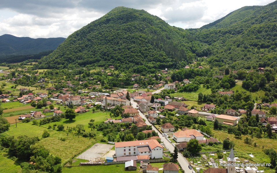 Ținutul de poveste din Munții Metaliferi, răscolit de romani în căutarea aurului VIDEO