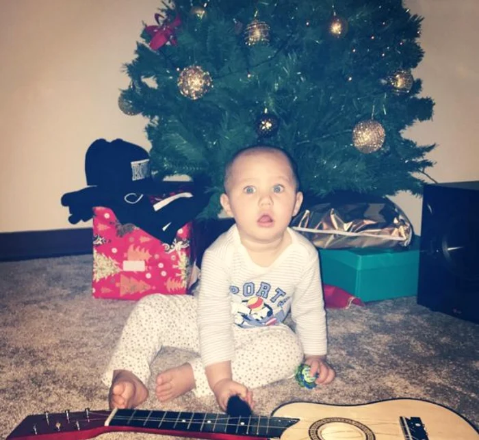 Dominic și-a făcut de lucru cu o chitară