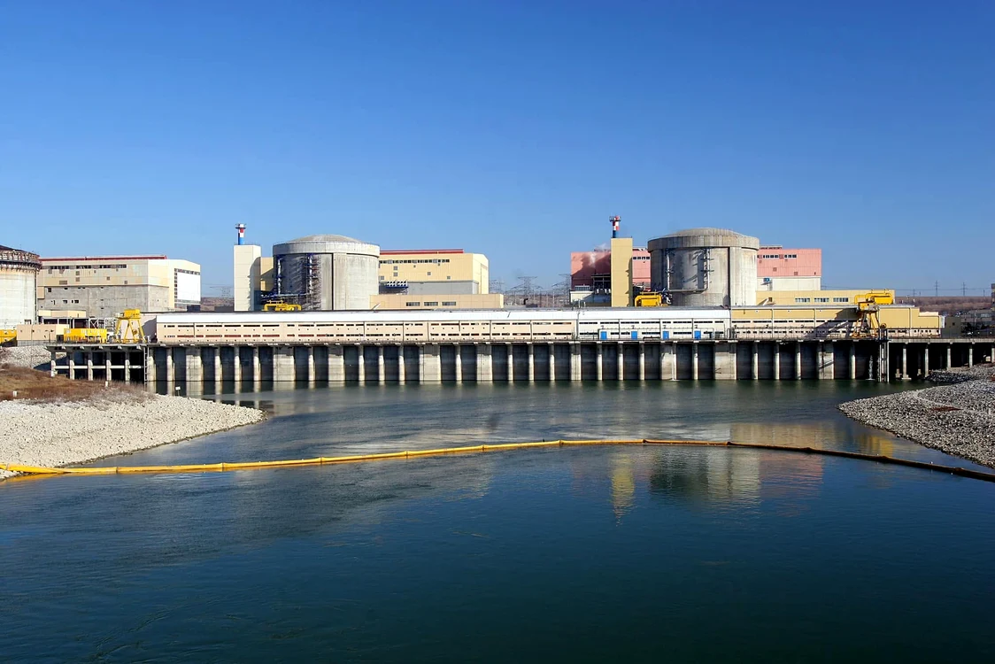 Centrala Nuclearoelectrică Cernavodă, cu reactoarele și canalul de răcire în prim-plan