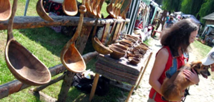 Suceava: Linguri de Cartea Recordurilor la Târgul Meşterilor Populari
