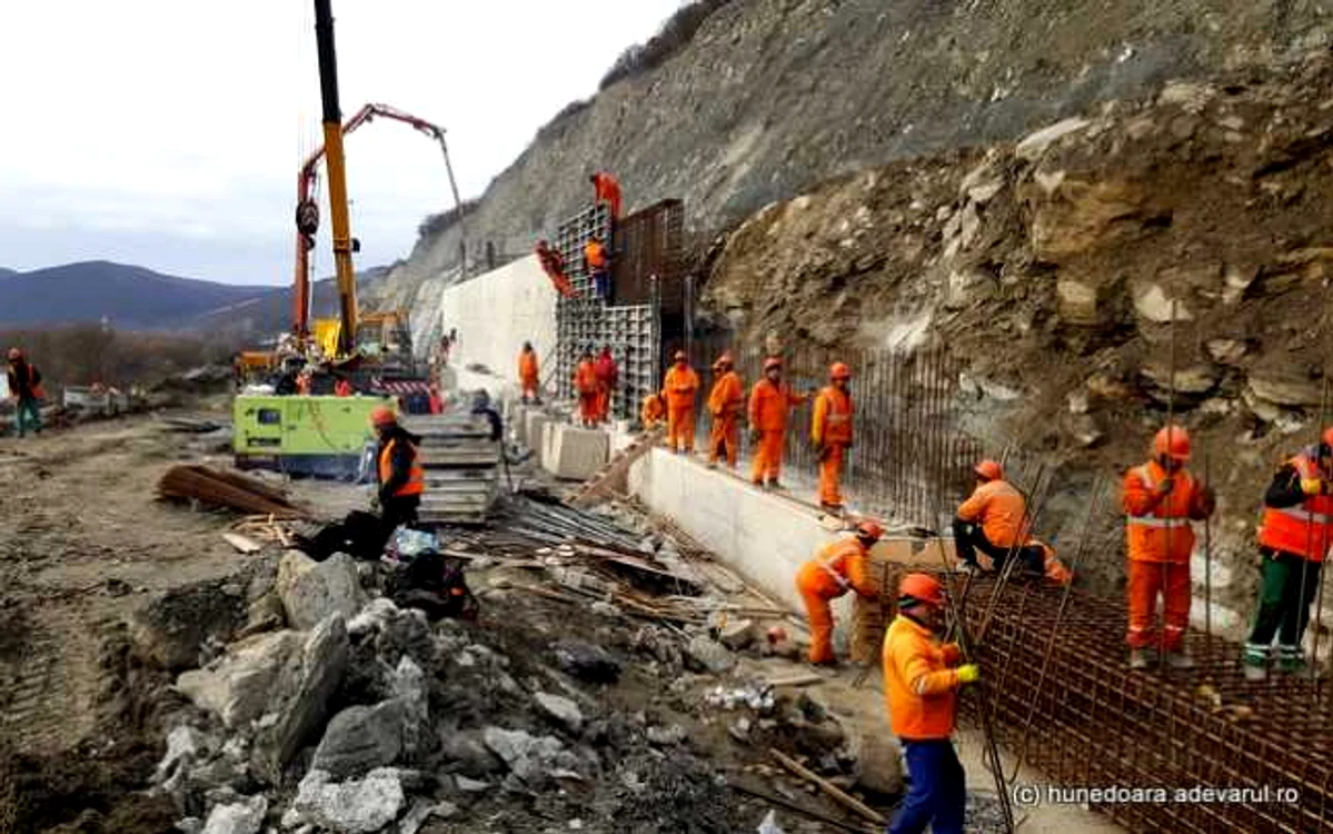 Cel mai complex şantier de pe traseul Autostrăzii Lugoj - Deva. FOTO: Daniel Guţă. ADEVĂRUL,