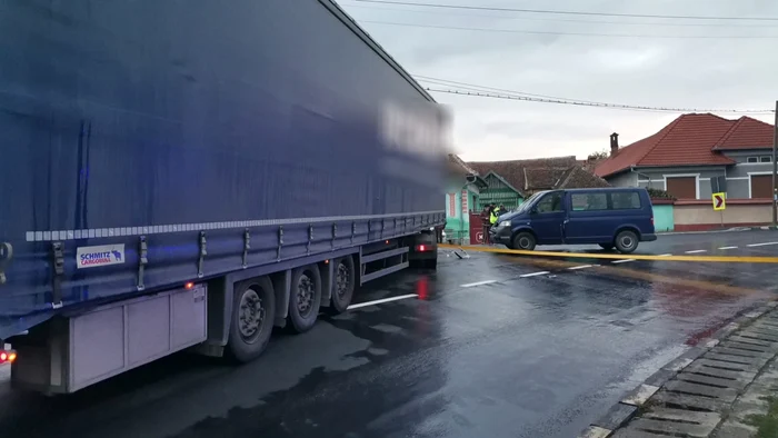 Accident rutier pe DN 1 la Porumbacu de Jos - Sibiu - coliziune între un TIR şi un microbuz cu pasageri soldată cu o victimă Foto Adevărul