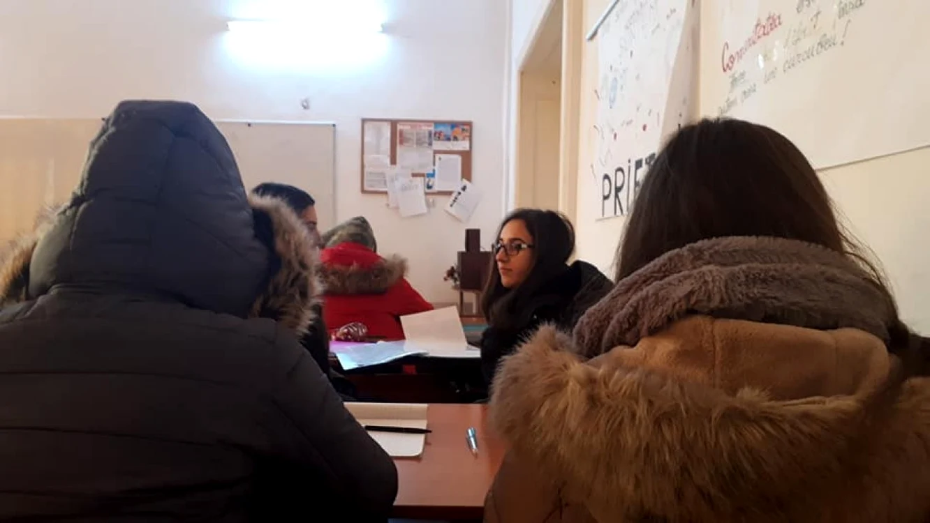 Elevii stau îmbrăcaţi la ore FOTO: Facebook