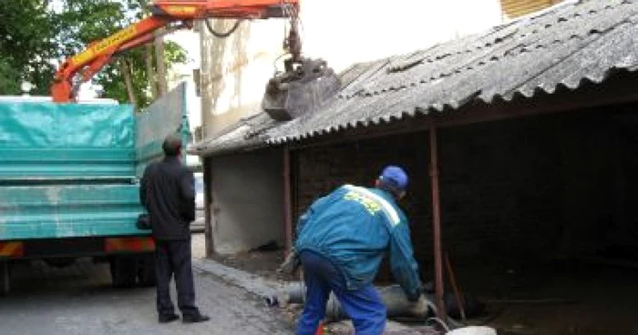 Alba Iulia:  Garajele ilegale de pe strada Energiei au fost demolate de primărie