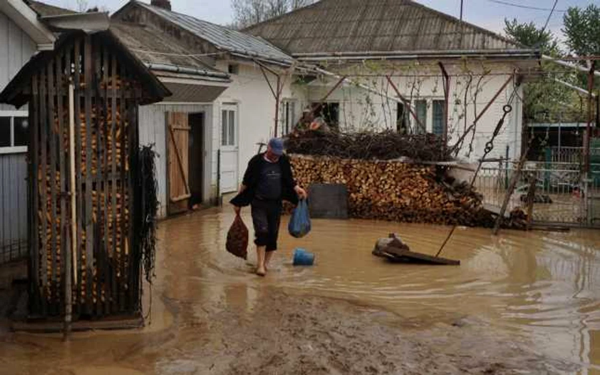 Mai multe gospodării din judeţul Suceava au fost inundate în urma unei furtuni puternice. FOTO: Dinu ZARĂ