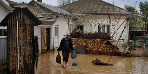 Inundaţii în oraşul Liteni. Zeci de gospodării au fost afectate de o rupere de nori. FOTO