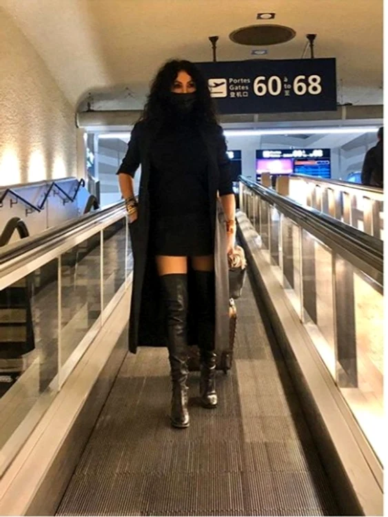 Mihaela Rădulescu și-a acoperit fața și cu gulerul puloverului