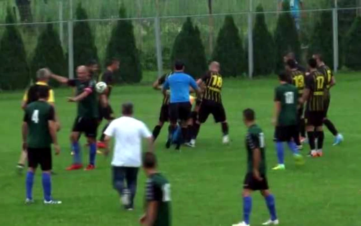 Antrenorul sprintează spre arbitru, pentru a-l ciomăgi "cu simţ de răspundere"