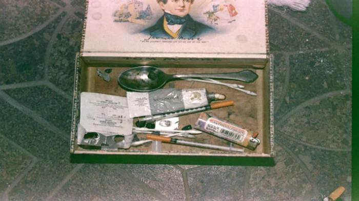 O parte dintre lucrurile găsite de poliţişti lângă trupul neînsufleţit al artistului 