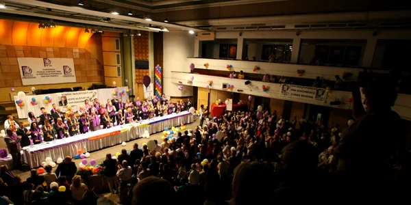 Sustinatori ai PP-DD asculta discursul lui Dan Diaconescu de la Timisoara din octombrie 2011 FOTO Mediafax