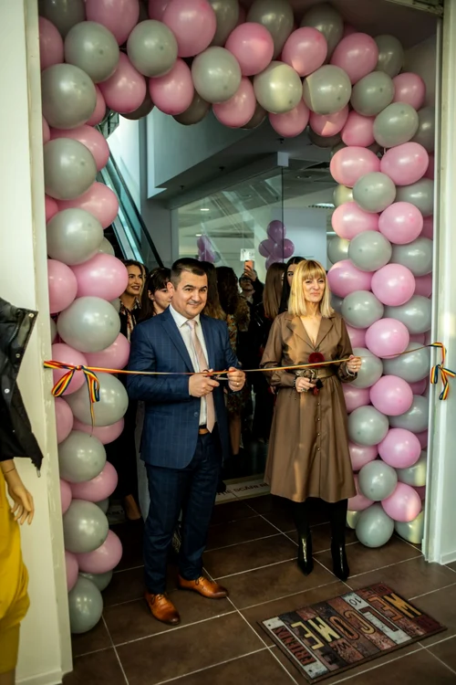 Lavinia şi Adrian Bughiu, la inaugurarea magazinului din Piteşti Foto: Facebook Lavinia Bughiu