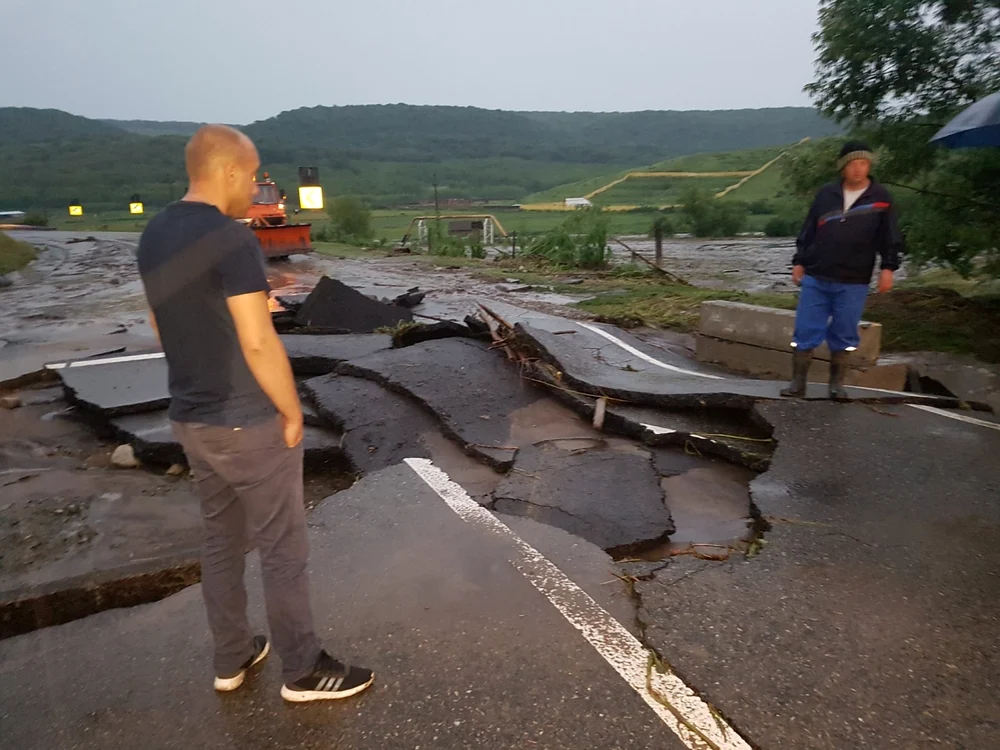 
    Apele au făcut ravagii pe Drumul European 581Foto: Mircea Gologan  