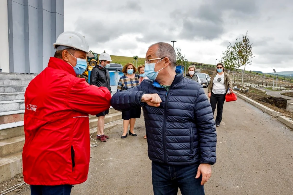 Emil Boc a participat la inaugurarea unui nou cimitir, una dintre realizările mandatului 2016-2020. FOTO: PCN