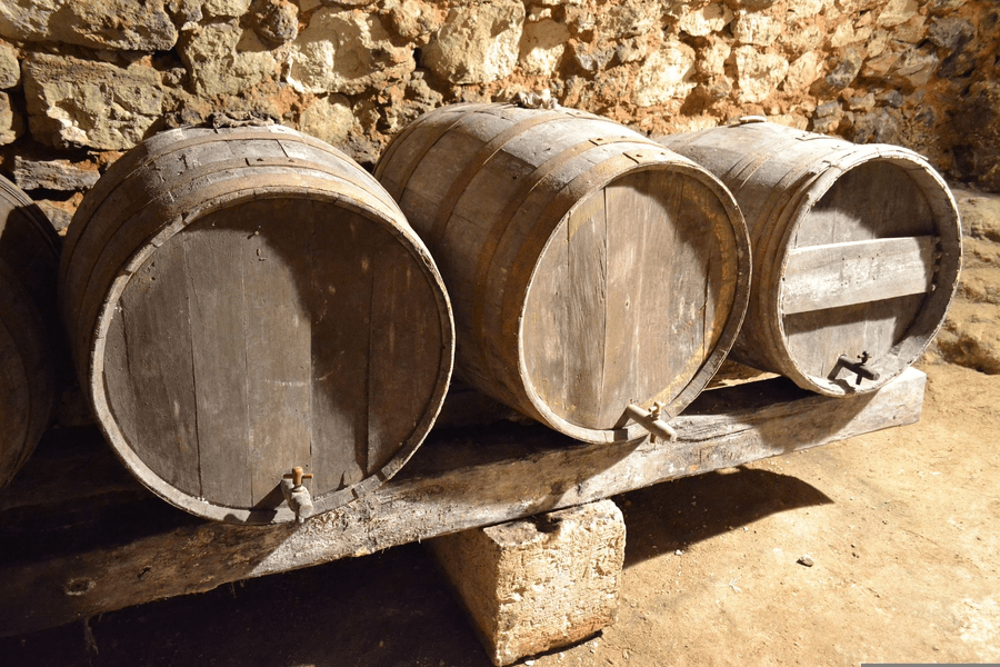 Amendat pentru că avea 200 de litri de vin în pivniță pentru nuntă. Procurorii au deschis și un dosar penal