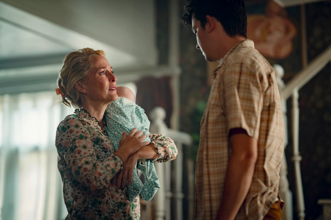 Gillian Anderson joacă rolul mamei lui Otis. FOTO: Netflix