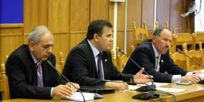 Dumitru Nicolae, alături de adjunctul său şi de prefectul Argeşului a anunţat înfiinţarea secţiilor de poliţie. Foto: R. N.