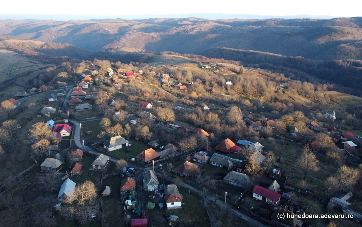 Satul Bătrâna, aflat pe o creastă a munților Poiana Ruscă. Foto: Daniel Guță