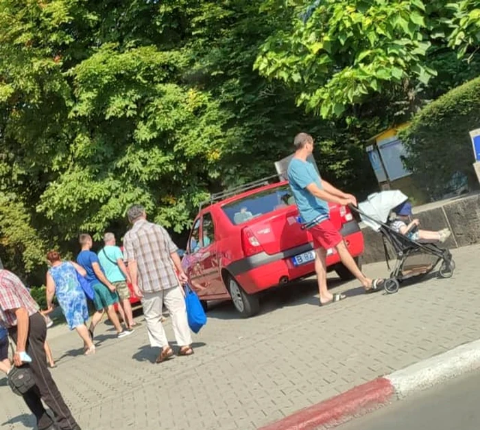 Cele două maşini au fost parcate la intrare în Parcul Central                                  Foto: Facebook/Luis Popa
