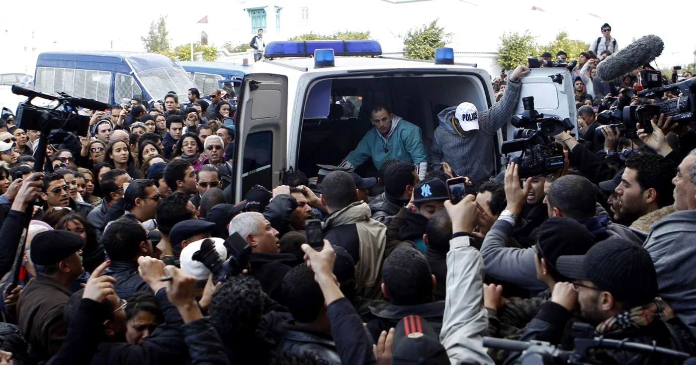 2013 - Ambulanţa care a preluat cadavrul lui Chokri Belaid, înconjurată de protestatari. FOTO AFP