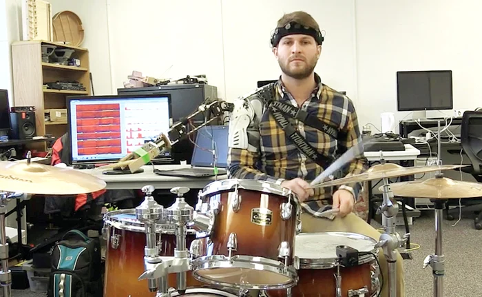 
    Braţul robotizat  bate la cinele  