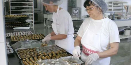 Patiserii ambalează prăjiturile în caserole