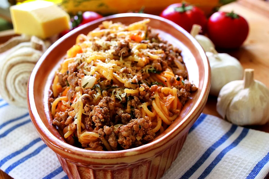 spaghete cu sos de carne jpeg