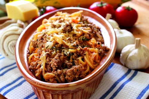 spaghete cu sos de carne jpeg