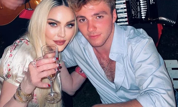 Madonna îl sărbătorește pe Rocco jpg