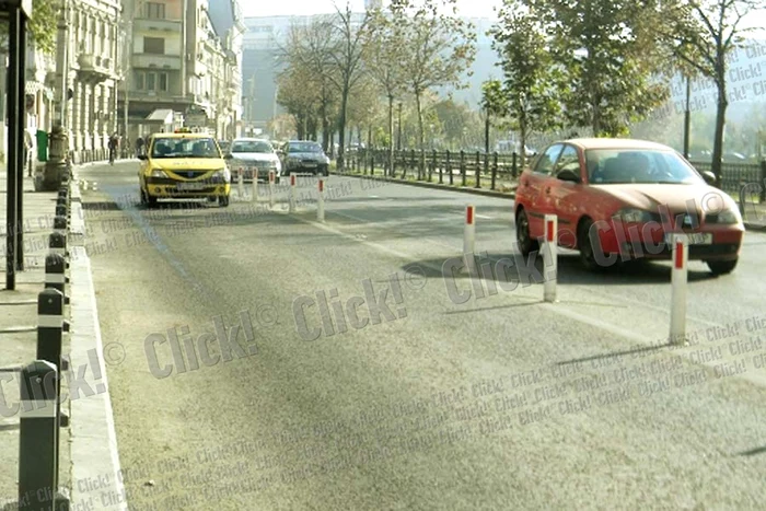 Pe culoarul RATB au existat stâlpi din aluminiu, înalţi de o jumătate de metru (Fotografii:  Dorin Constanda, B365.ro)