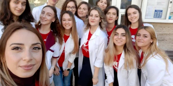 Studenţi la Medicină Universitatea Ovidius Sursa Facebook Asociaţia Studenţilor Medicinişti si Tinerilor Medici Constanţa