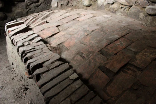 Descoperiri arheologice în Turnul Dogarilor din cetatea medievală Bistrița (© Complexul Muzeal Bistrița-Năsăud)