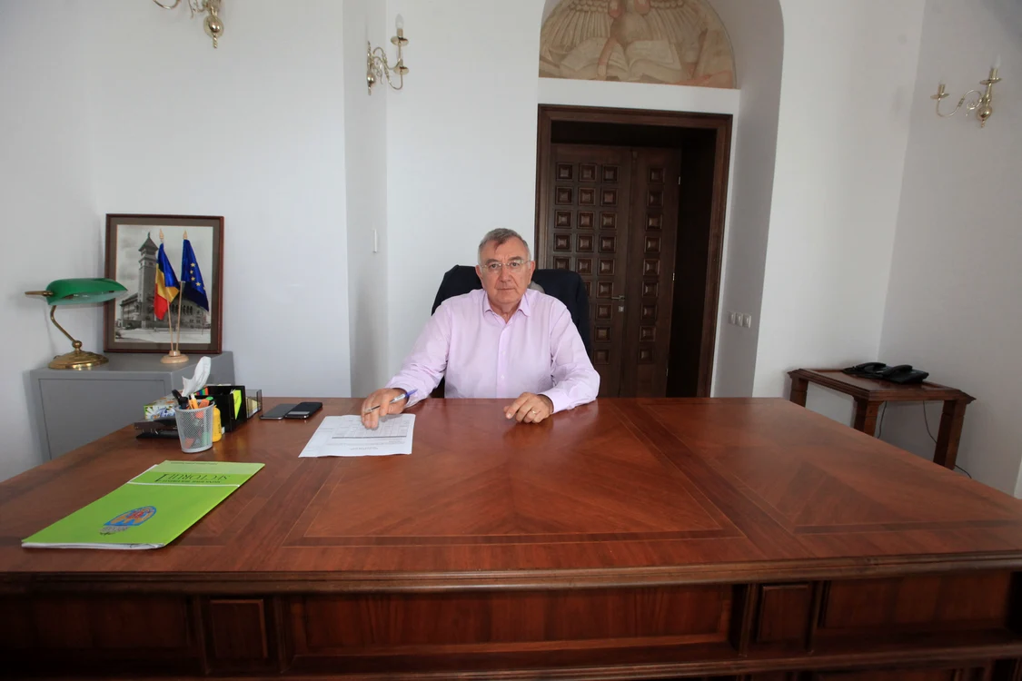 Iunie 2015. Biroul lui Chiliman e de-a dreptul auster. Nu găsești decât o mapă, două carioci și un capsator (foto: Roberto Sălceanu)