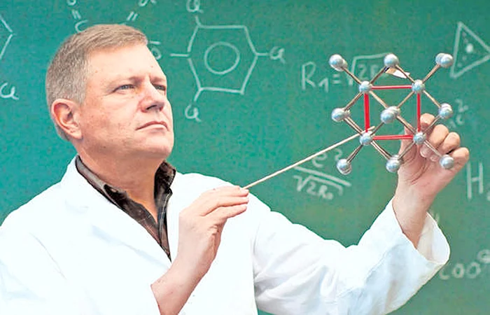 Timp de 17 ani a predat fizică