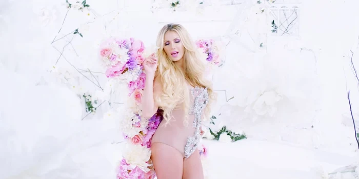 Andreea Bănică s-a folosit şi ea de aripi, unele din flori, pe 18 mai 2015, când a lansat piesa “Doi”