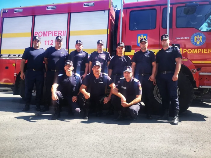 Pompierii argeşeni care din modulul al doilea de intervenţie în Grecia au fost primiţi cu aplauze la întoarcerea acasă