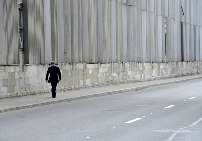 Putin s-a plimbat singur pe strada Vatutina din Sankt Petersburg FOTO Reuters